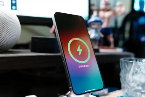 康定苹果15换屏服务分享用什么充电器给iPhone15充电更好 